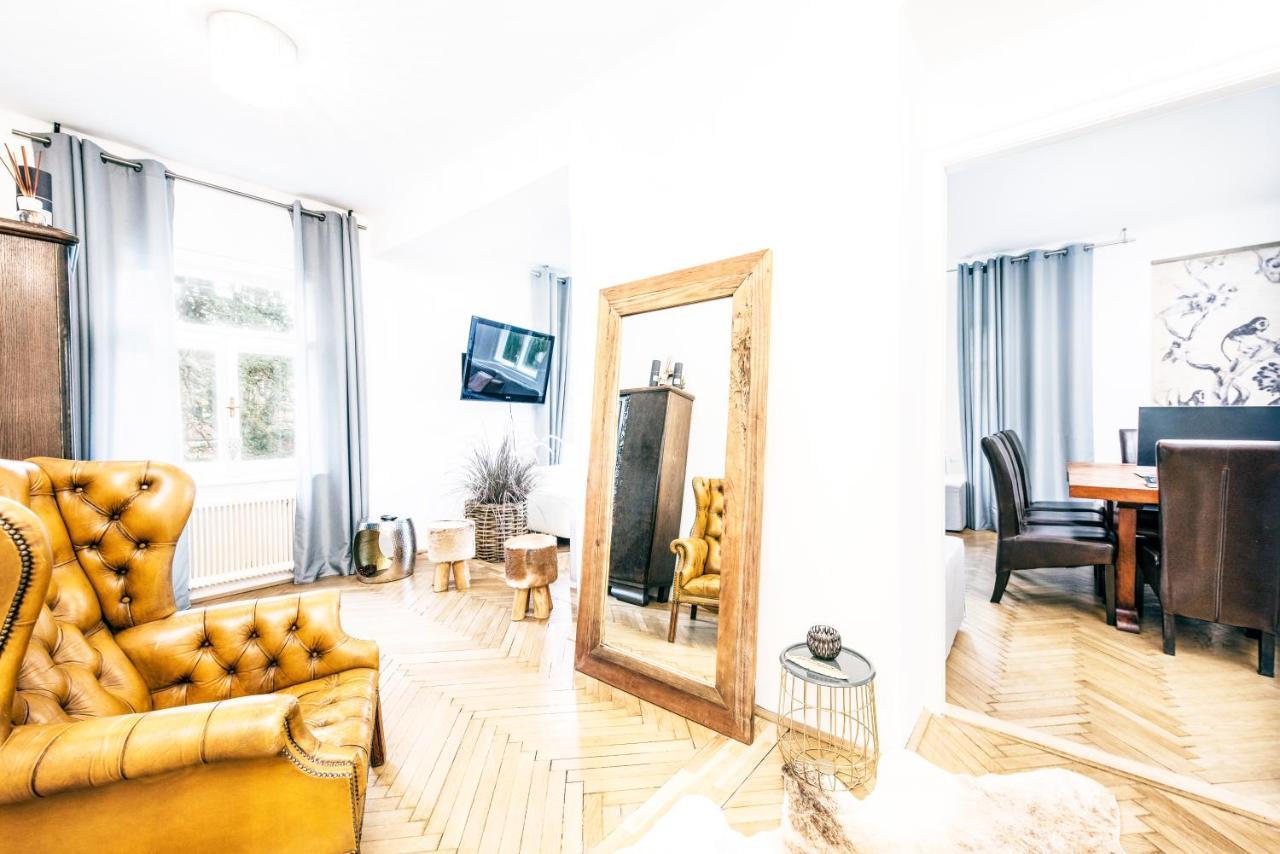 Family Wellhouse Green Garden Direct In Salzburg, Sunny Big Garden, Up To 16 Pax, Bikes For Free, Bbq, Sunbeds, Parking For Free, 15 Min Sound Of Music Exterior foto