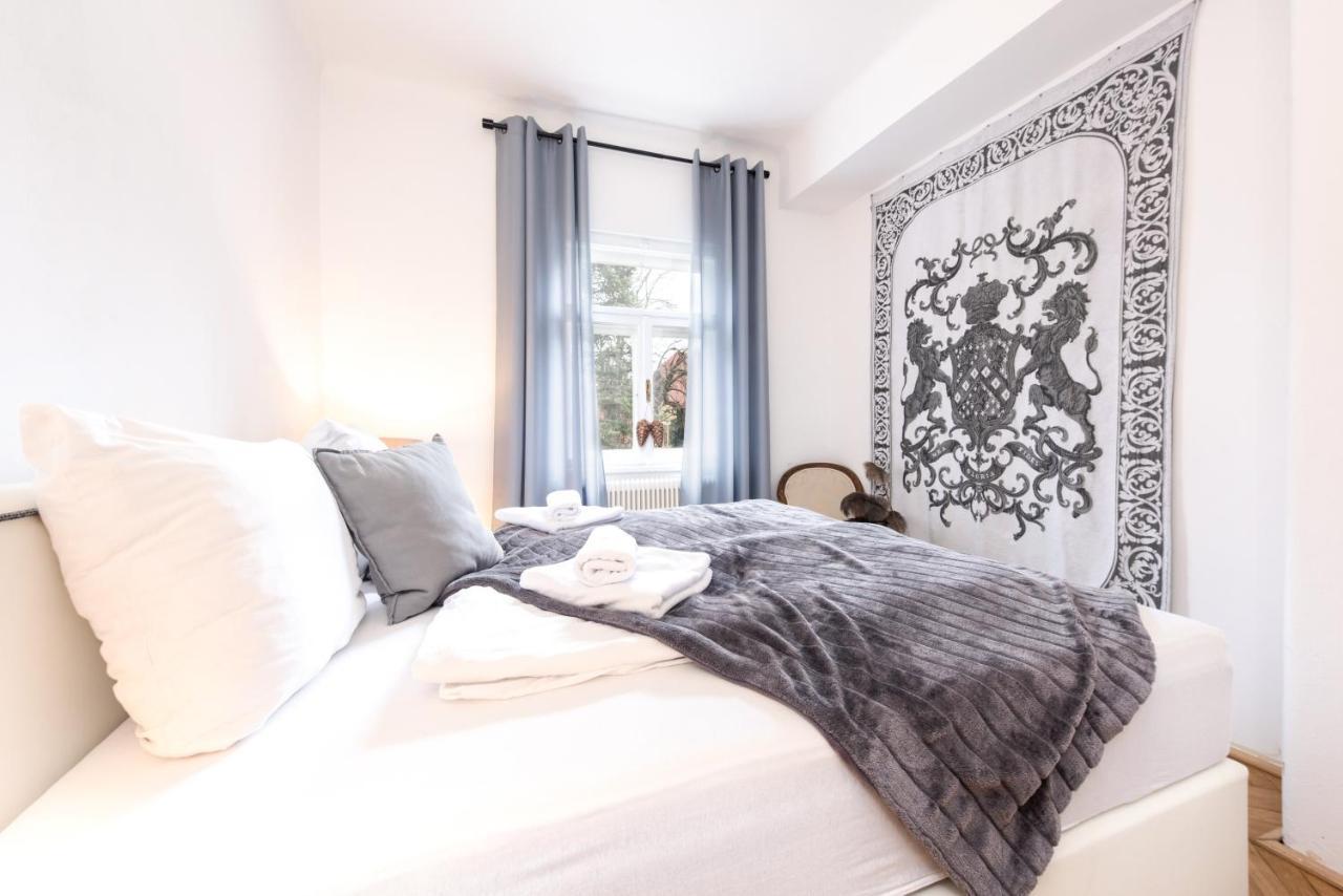 Family Wellhouse Green Garden Direct In Salzburg, Sunny Big Garden, Up To 16 Pax, Bikes For Free, Bbq, Sunbeds, Parking For Free, 15 Min Sound Of Music Exterior foto