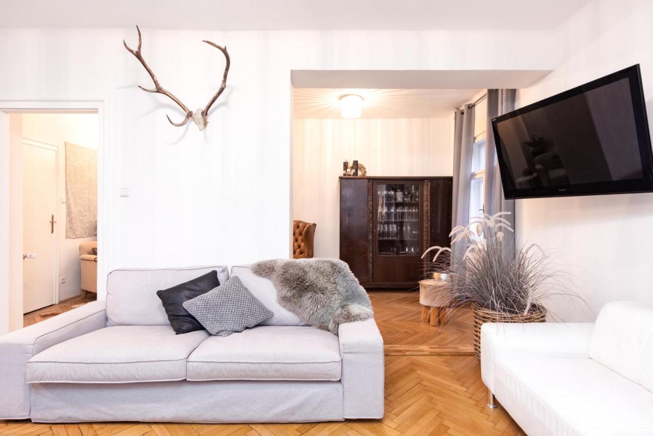 Family Wellhouse Green Garden Direct In Salzburg, Sunny Big Garden, Up To 16 Pax, Bikes For Free, Bbq, Sunbeds, Parking For Free, 15 Min Sound Of Music Exterior foto